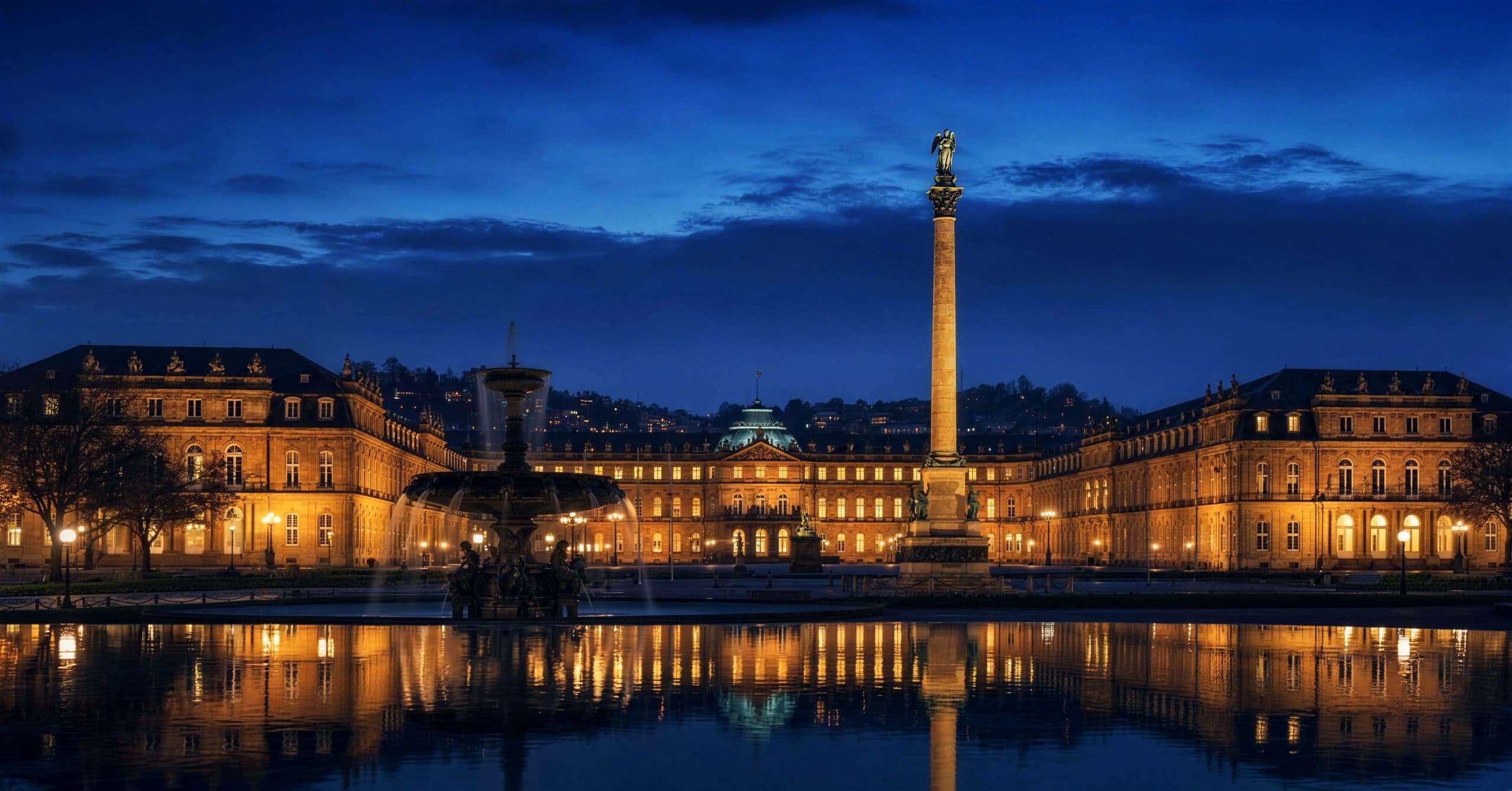 Neues Schloss und Schlossplatz in Stuttgart in der blauen Stunde