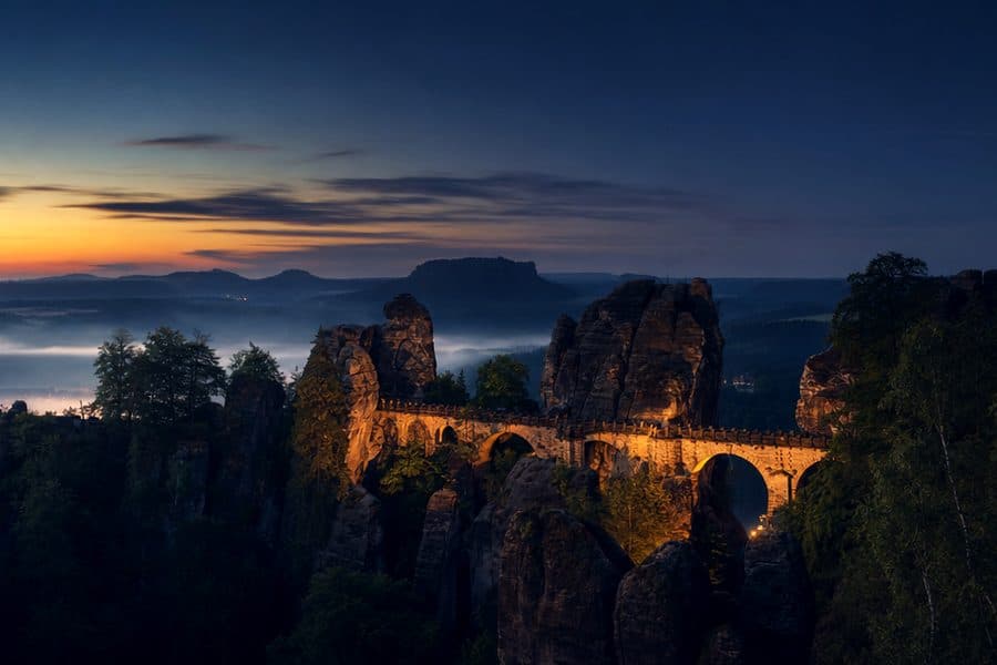 Basteibrücke in der Sächsischen Schweiz in der blauen Stunde
