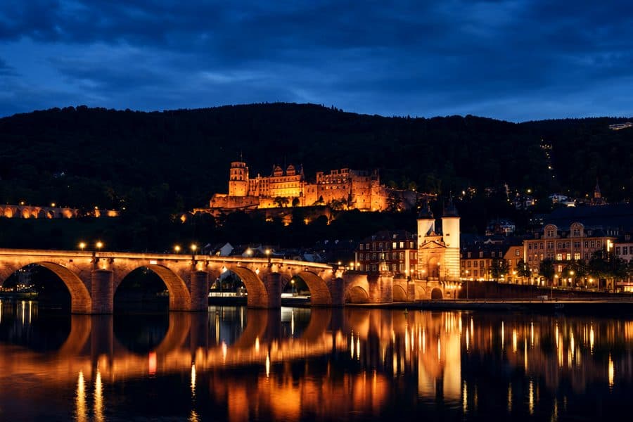 Heidelberger Schloss über der Altstadt bei Nacht