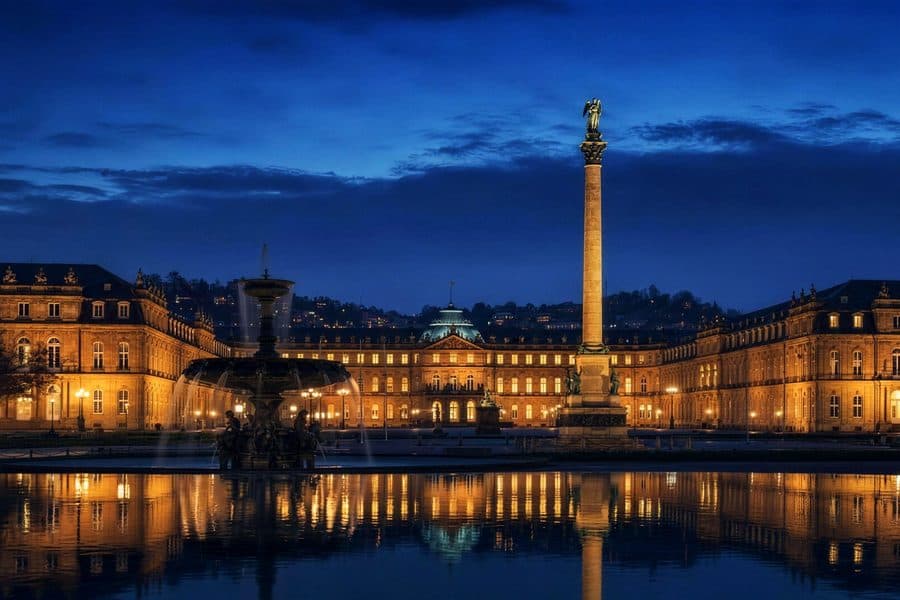 Neues Schloss und Schlossplatz in Stuttgart in der blauen Stunde