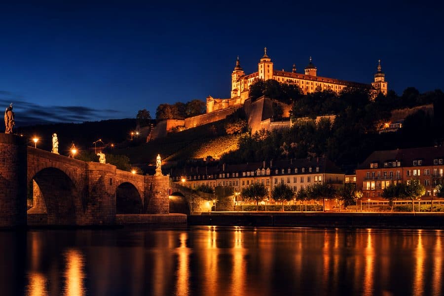 Festung Marienberg in Würzburg bei Nacht