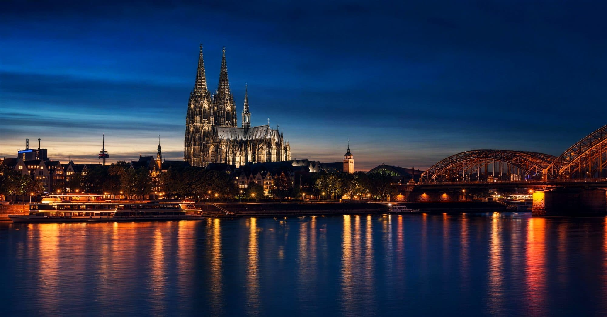 Kölner Dom und Rheinufer bei Nacht
